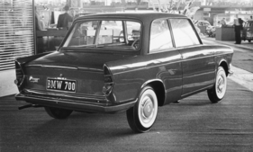 BMW 700 Limousine (1959) - Internationale Automobilausstellung (IAA) in Frankfurt 1959 - Seitenansicht, rechts-hinten