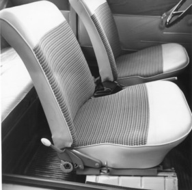 BMW 700 Limousine (1961) - Fahrer- und Beifahrersitz eines Testwagens