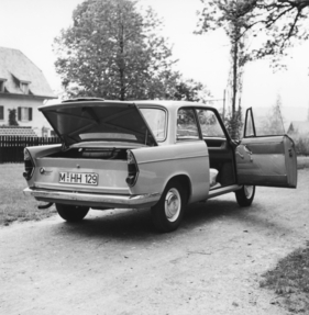 BMW 700 Limousine (1961) - Motorraumdeckel und Einstieg des Testwagens
