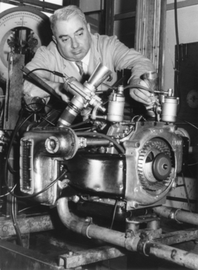 BMW 700 RS (1961) - Königswellenmotor auf dem Prüfstand, Konstrukteur Ludwig Apfelbeck überwacht die Leistung