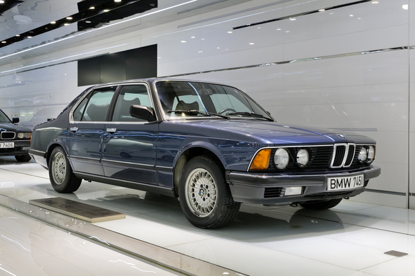 BMW 745i von 1985, geschätzt auf EUR 30’000 - 40’000, hochgeboten bis auf EUR 175’000 (+500 %) (RM:Sotheby's Munich Sale)