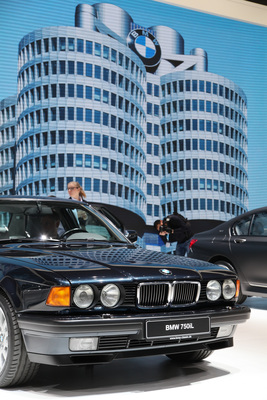 Bild: BMW 750 IL (1990) - vor dem visuell dargestellten "Vierzylinder" - am Genfer Autosalon 2016