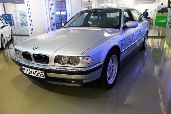 BMW 750 hl mit Wasserstoffmotor von 2001