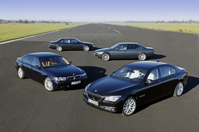 BMW 750 iL (1990) - Baureihe E32 (hinten) zusammen mit E38, E65 und F01