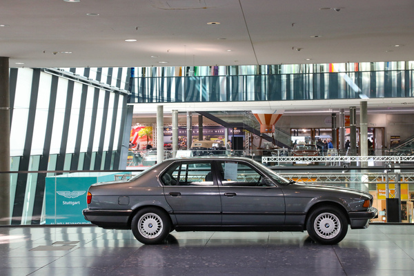 BMW 750i (1988) - seit 2011 abgemeldet, zu haben für EUR 9900 - 24. Retro Classics 2025