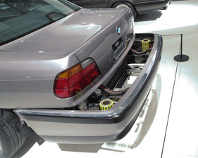 BMW 750iL (1997) - mit ausfahrbarer Heckstosstange, die Mr. Q für James Bond einbaute (Techno Classica 2017)