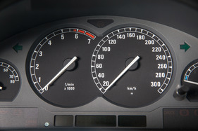BMW 850i (1990) - Tacho bis 300 km/h, allerdings wurde bei 250 km/h sanft abgeregelt