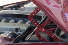 BMW 850i (1990) - das Scharnier der Motorhaube