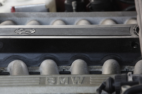 BMW 850i (1990) - die 12 Zylinder sind in einem V angeordnet