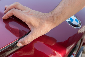 BMW 850i (1990) - die Entriegelung der Motorhaube erfolgt mit praktischen Druckhebeln