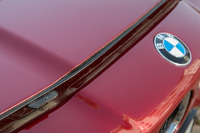 BMW 850i (1990) - die Motorhaube öffnet von vorne