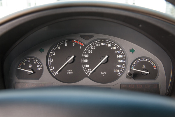 BMW 850i (1990) - schön gezeichnete Instrumente, mehr als diese vier Uhren gab es aber nicht