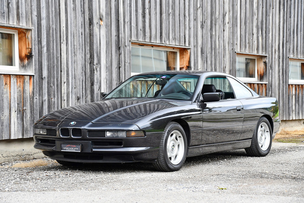 Bild: BMW 850i (1991) - als Lot 134 an der Versteigerung der Oldtimer Galerie Toffen am 15. Oktober 2022