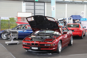 BMW 850i (1991) - in Calypsorot, wird als Klassiker immer beliebter - Klassikwelt Bodensee 2023