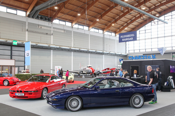 BMW 850i (1991) - mit Alpina-Rädern auf dem Clubstand - Motorworld Classics Bodensee 2022