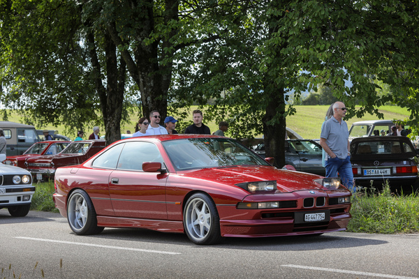 BMW 850i (1992) - warten vor dem Eingang - 8. Lägern Classic 2025