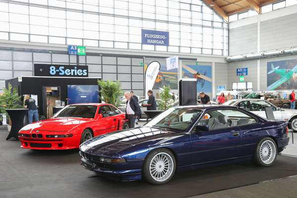 BMW 850i und "M8" im Hintergrund - auf dem Clubstand - Klassikwelt Bodensee 2024