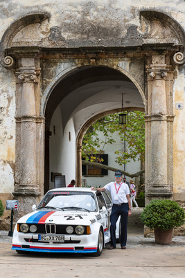 BMW E21 (1978) an der Mallorca Classic Week 2021 – Prinz Leopold von Bayern neben seinem Wagen