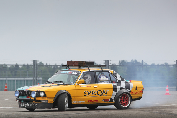 Bild BMW E28 als Driftcar in Aktion - Motorworld Classics Bodensee 2022
