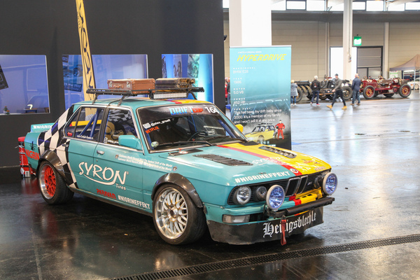 BMW E28 als Driftcar in Ruheposition - Motorworld Classics Bodensee 2022