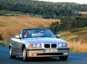 BMW E36 Cabriolet (1996) – Ab jenem Jahr prangte eine rundere, leicht "V"-förmige Niere an der Nase der E36-Modelle.