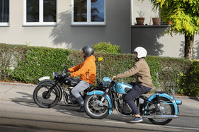 BMW-Einzylinder auf dem Weg zur Einfahrt – Albisgütli Classic Cars & Bikes 2024