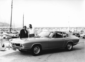 BMW/Glas 3000 Coupé Frua (1967) - Pietro Frua (links) betrachtet den eleganten BMW im Hafen von Monte-Carlo