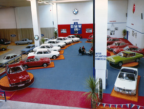 BMW/Glas 3000 V8 Frua Coupé (1967) - vorn links auf dem Stand der internationalen Automobilausstellung in Barcelona 1969. Rechts im Bild das grüne BMW 2800 GTS Frua Coupé von 1969