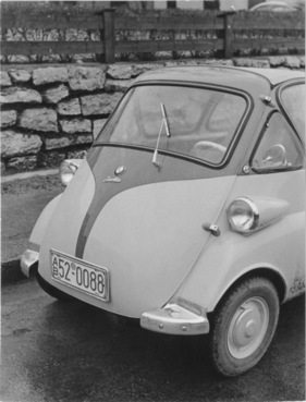 BMW Isetta (1956) - man beachte BMW Zeichen, Aussenspiegel, höhere Scheinwerfer und viele Anpassungen gegenüber der Iso-Variante