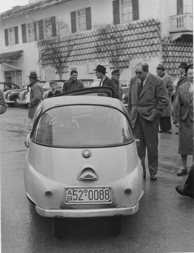BMW Isetta (1956) - prüfende Blicke, auch das Heck weiss zu überzeugen