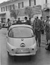 BMW Isetta (1956) - prüfende Blicke, auch das Heck weiss zu überzeugen