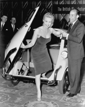BMW Isetta (1957) - ein galanter Stirling Moss hilft der jungen Dame aus dem Motorcoupé BMW Isetta (1957) - ein galanter Stirling Moss hilft der jungen Dame aus dem Motorcoupé
