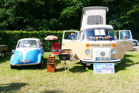 BMW Isetta, 1959, TÜV 5:2027, angeboten für € 19’000.- und VW Bus T2 Westfalia, unrestauriert, Originalzustand, reichhaltige Ausstattung, angeboten für € 46’500.- – Bockhorner Oldtimermarkt 2025