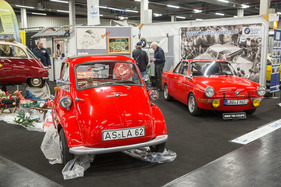 BMW Isetta 250 (1956) – neben einem BMW 700 Coupé – Retro Classics Bavaria 2023 (1956)