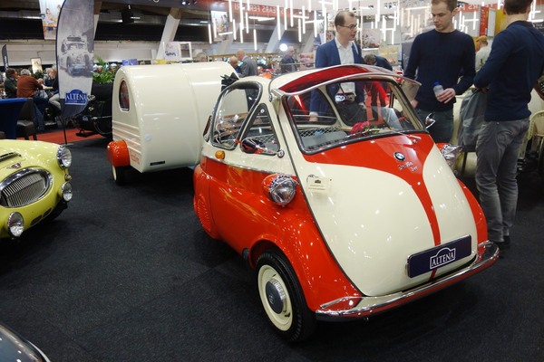 BMW Isetta 300 (1956) mit Roehnert Piccolino im Schlepp – Classic Car Show Brussels 2022