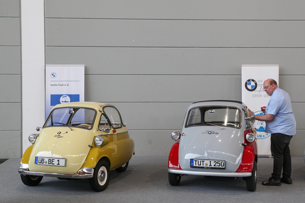 BMW Isetta 300 (1958) - neben Brüderlein - auf dem Clubstand wird noch geputzt - Motorworld Classics Bodensee 2022