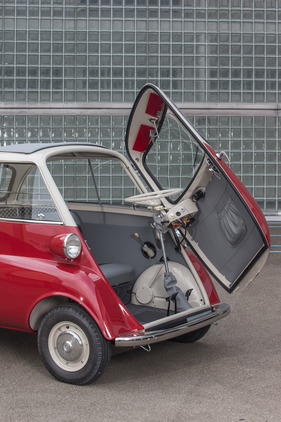 BMW Isetta 300 (1959) - nur eine Türe und ein schwenkbares Lenkrad