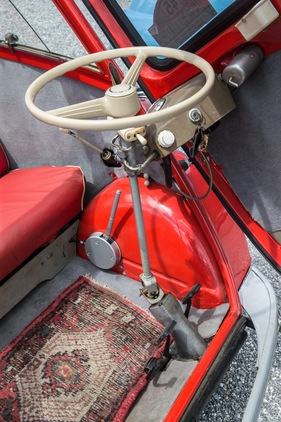 BMW Isetta 300 - das Lenkrad wird für einen besseren Einstieg weggeklappt - Internationales Kabinenroller-Treffen Walenstadt 13./14. Juni 2015