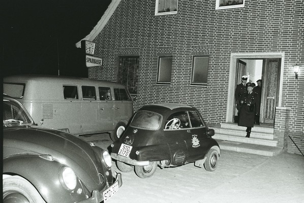 BMW Isetta, damals vor der Sparkasse