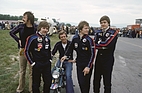 BMW Junior-Trio Manfred Winkelhock, Marc Surer, Eddie Cheever mit BMW-Betreuern