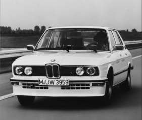BMW M 535i (1980) - in schneller Fahrt, wenn nötig über 200 km-h schnell