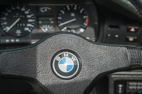 BMW M 535i (1986) - BMW-Zeichen im Lenkrad