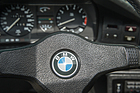 BMW M 535i (1986) - BMW-Zeichen im Lenkrad