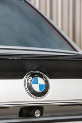 BMW M 535i (1986) - BMW-Zeichen und Kofferraumschloss