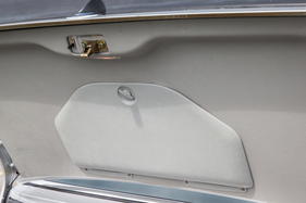 BMW M 535i (1986) - alles hat seine Ordnung, geschlossens Klappe beherbergt das Werkzeugset