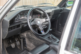 BMW M 535i (1986) - das typische fahrerorientierte Cockpit des Fünfers