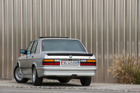 BMW M 535i (1986) - gut sichtbare Gummilippe auf dem Heck