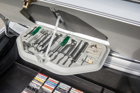 BMW M 535i (1986) - im Heckdeckel integriertes Werkzeugset