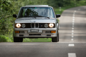 BMW M 535i (1986) - sitzt satt auf der Strasse