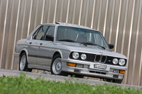 BMW M 535i (1986) - wirkt schon im Stand dynamisch